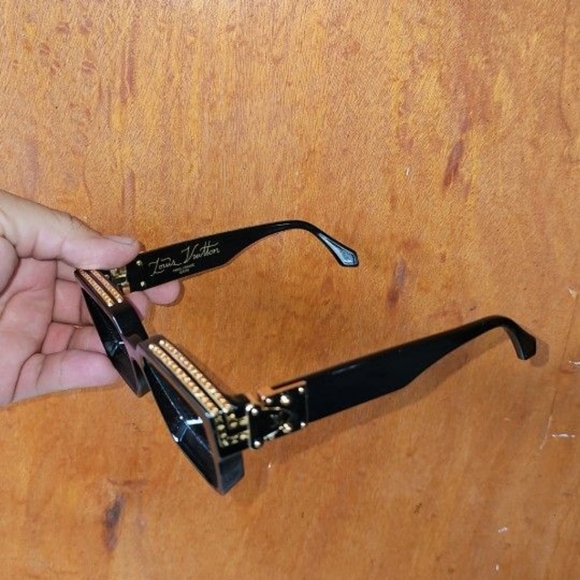 Louis Vuitton Sunglasses - Picture 2 of 4